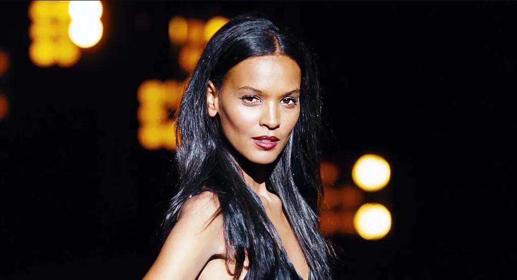 她4岁被*暴强**5岁遭割礼,12岁被卖给老头,成顶级超模后拯救无数女性