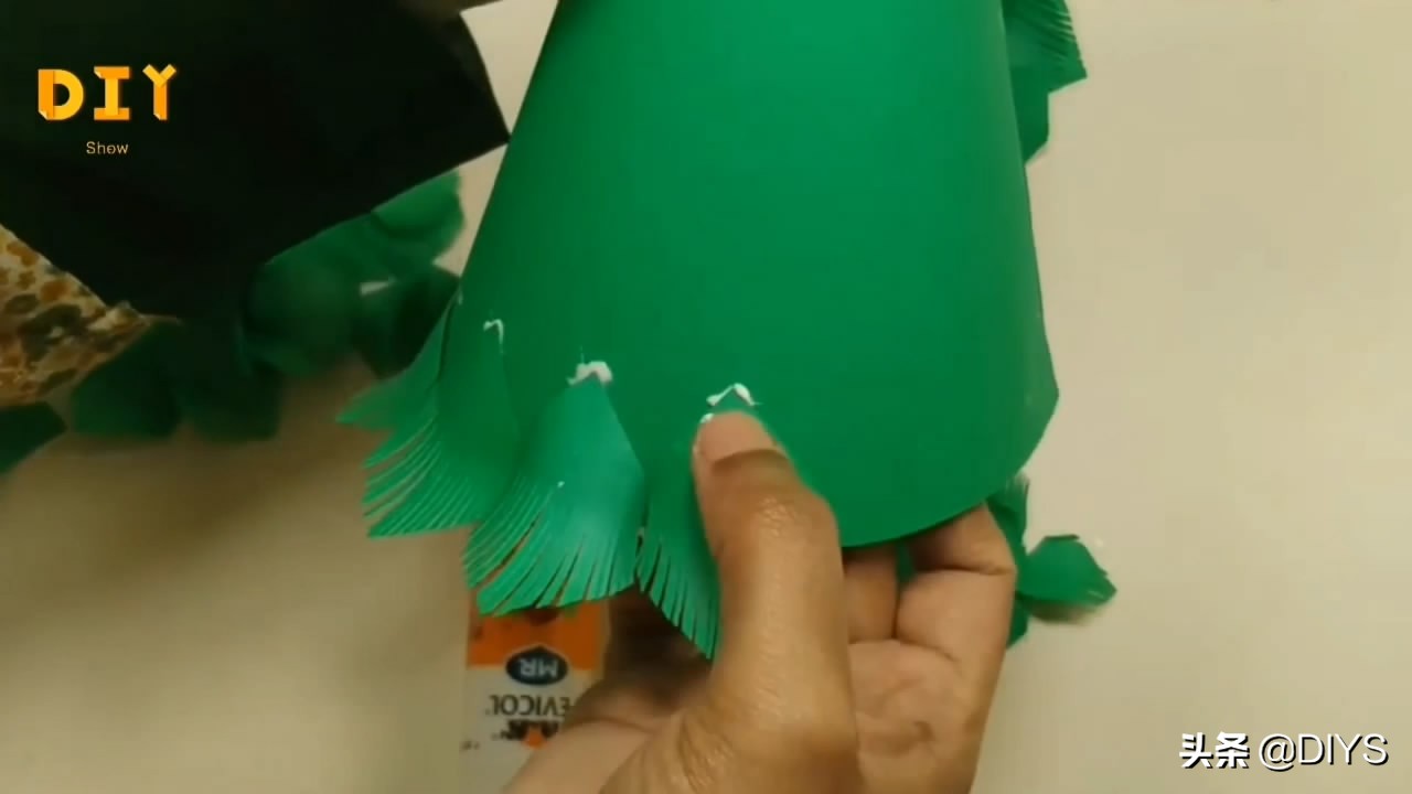 手工圣诞树剪纸制作幼儿园,四个圣诞树连在一起剪纸教程