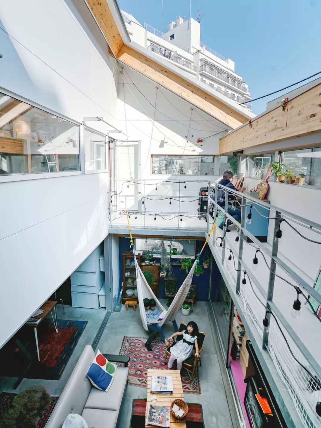 他在市中心建了一座房，38㎡住一家五口，居然没屋顶？