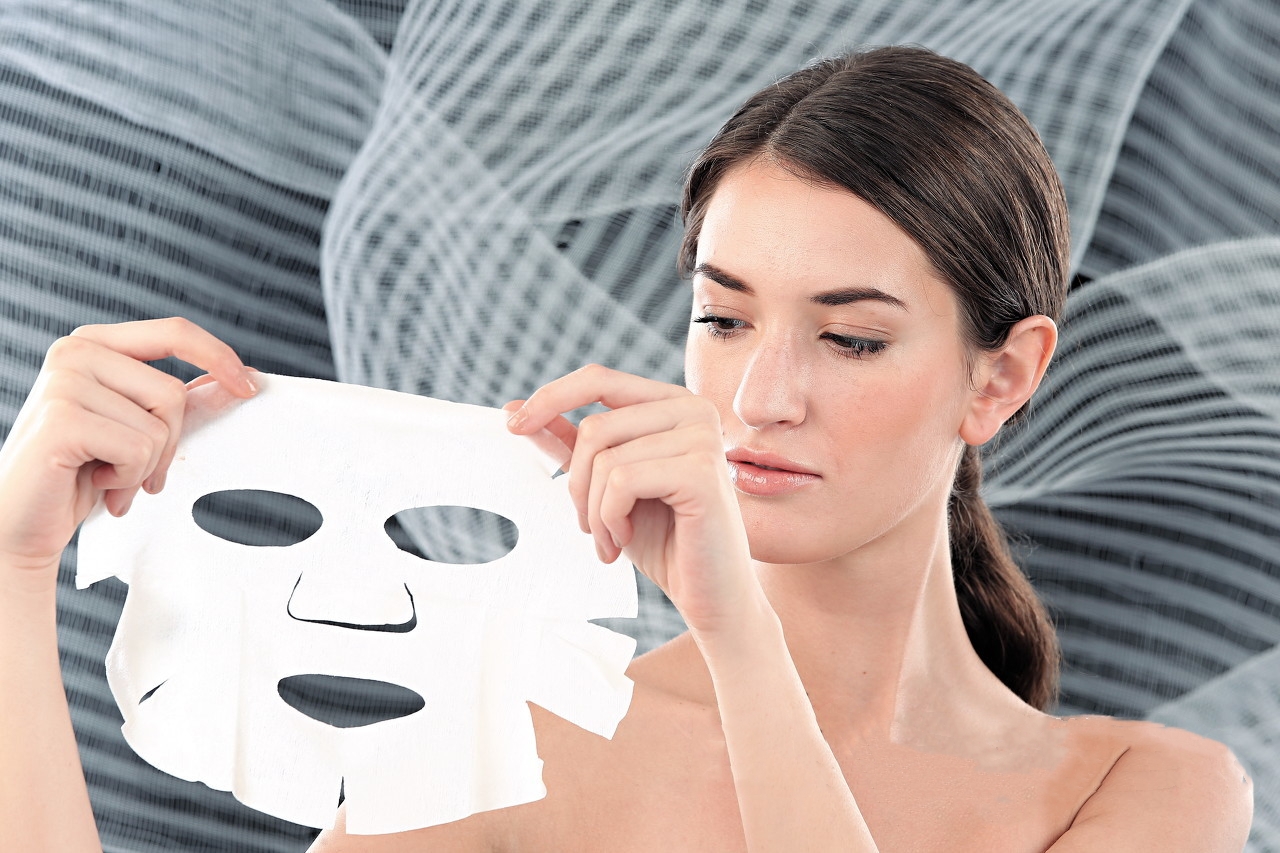 敷面膜外面的膜要撕下来吗,敷面膜的面膜纸拿来干什么