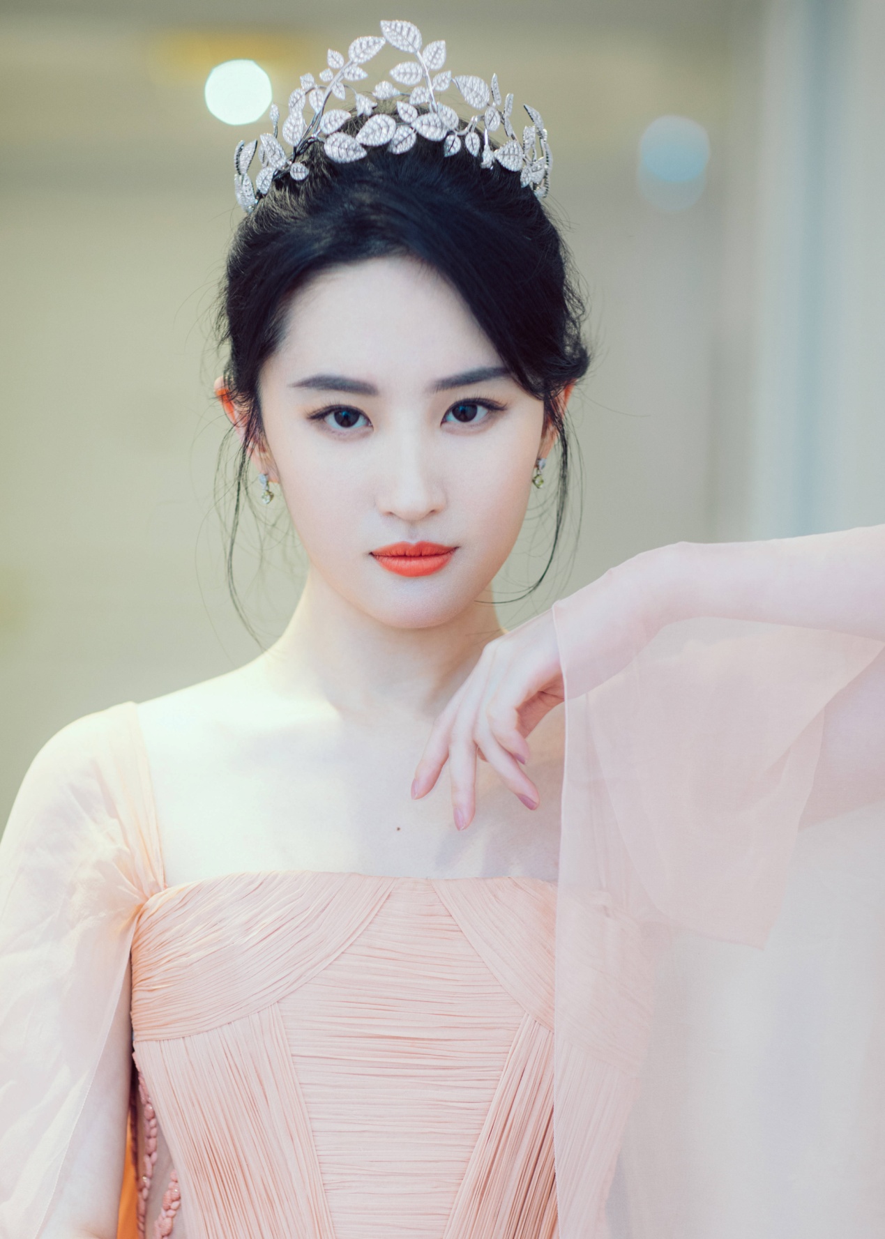 天生的美人胚子，脸上一般具有4个特征，淡妆浓妆都很好看