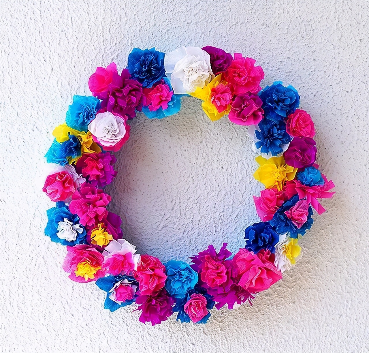 用手工纸做出来的花型装饰,软皱纹纸手工花