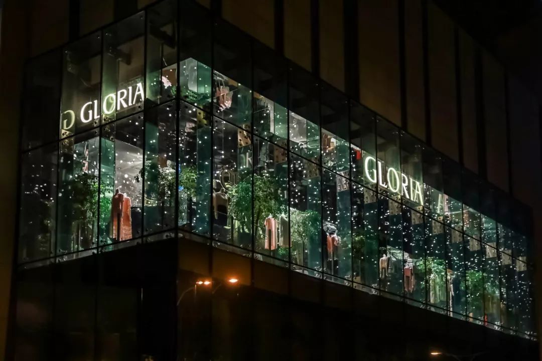 这个品牌把星空搬进店里，路过的人都大呼：太惊艳了