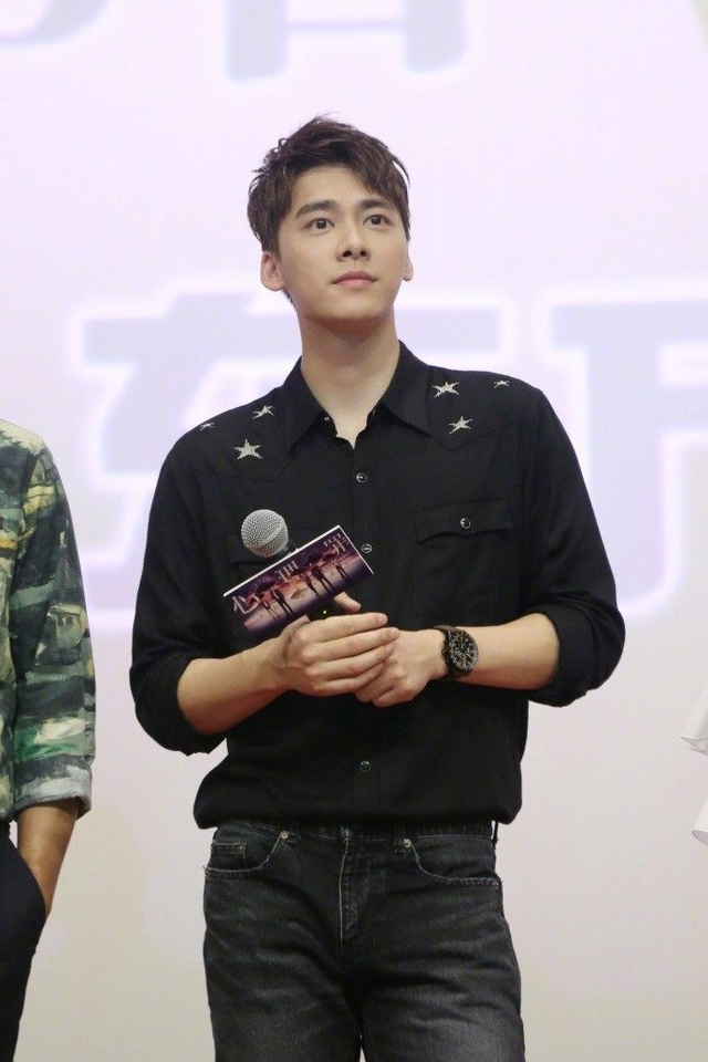 李易峰夏季穿着打扮搭配图片,李易峰最新搭配衣服