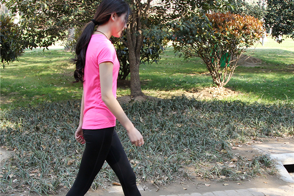 走路时腿突然发软是怎么回事,走路经常腿打软摔倒