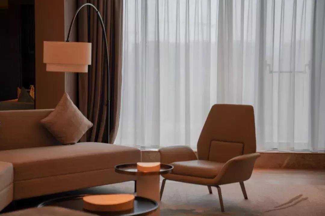 睡进这间藏身青山湖边的理想酒店，一起探寻临安城的悠居岁月~