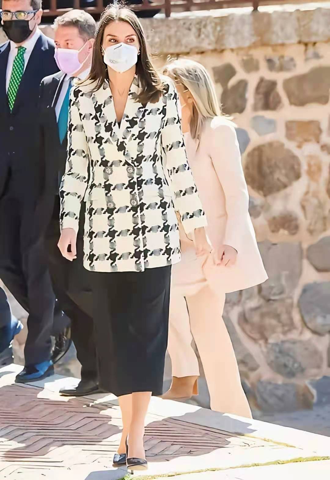 西班牙王后白色小西装配蓝色伞裙,西班牙王后穿黑条西装