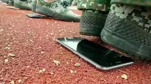 各高校军训放“大招”：踢手机、夹扑克，参训学生：教官，算你”狠”！