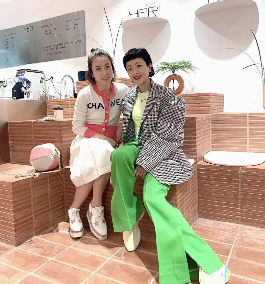 刘銮雄甘比一家公开亮相,刘銮雄甘比合体照