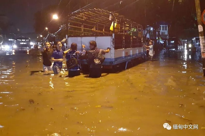 仰光雷雨，积水没过大腿，不少车子在水中“游”