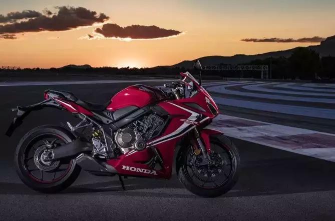 比本田cbr650r高一级的四缸跑车,23款本田cbr650r还值得买吗