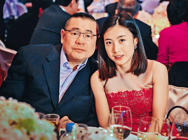 66岁刘銮雄花3亿换肾，37岁妻子为他生三胎，直接送了24套房子