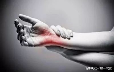 手腕疼不用愁，每天坚持一个小动作，摩擦刺激穴位，缓解手腕疼痛