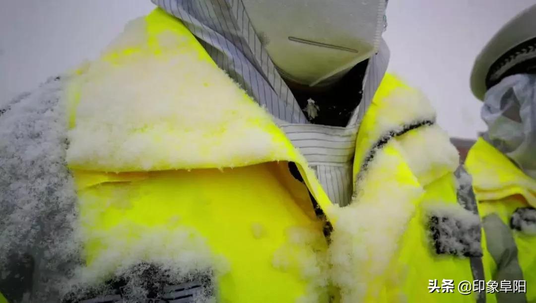 风雪中的坚守致敬一线防疫人,防疫人员路人拍摄