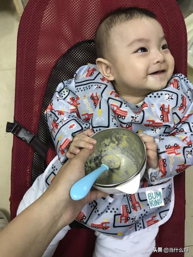 在辅食添加初期，就养成宝宝吃饭的几个好习惯，你需要这四种装备