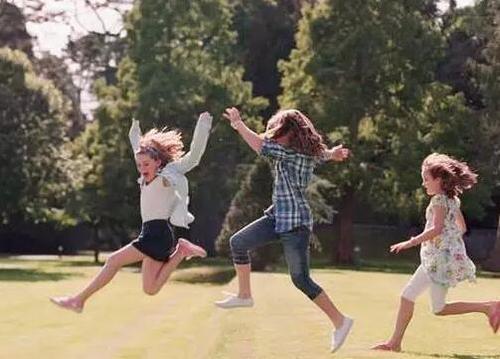 娃爱出汗是体虚还是缺钙,孩子睡觉出汗多是缺钙还是体虚