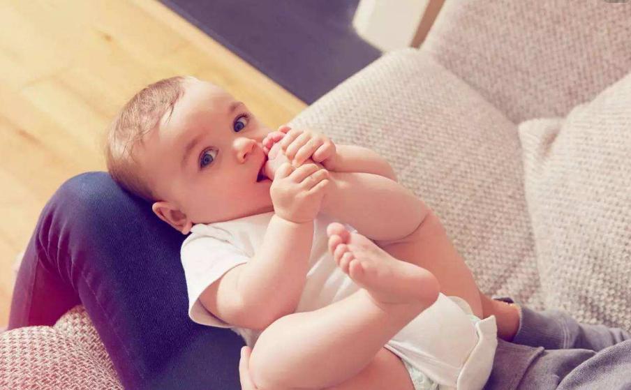 这个季节的小孩子要不要穿袜子,一岁左右的孩子夏天穿不穿袜子