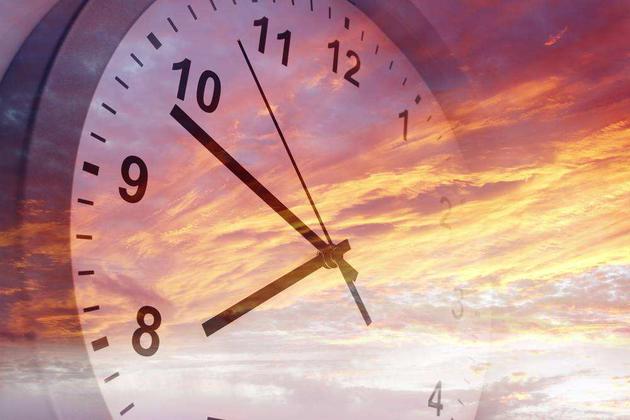 爱因斯坦关于时间并不存在观点,爱因斯坦说时间流逝只是一种错觉