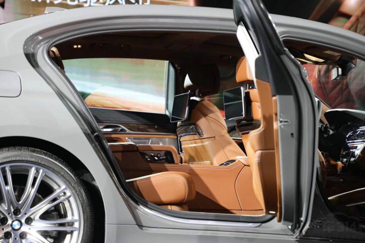 奔驰S级的恐惧！试驾新款宝马7系这才是旗舰该有的模样