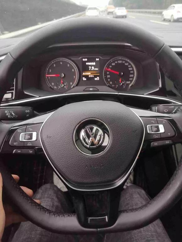 新车方向盘右偏怎么回事,新车方向盘偏左