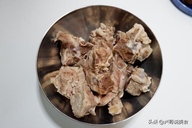 猪大骨熬汤好还是脊骨熬汤好,猪大骨熬的白汤有什么