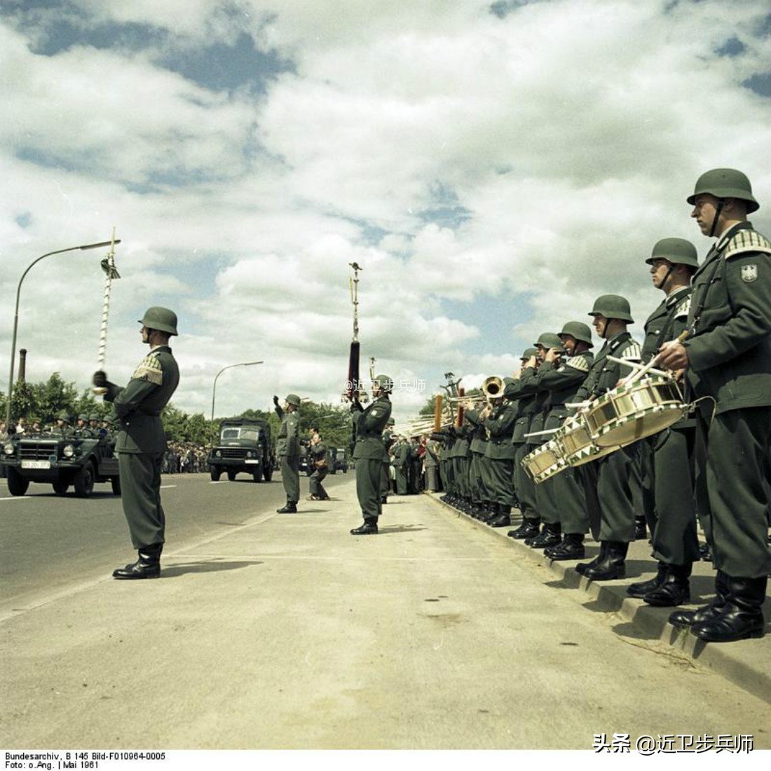 二战军用德式钢盔,二战德国装备了多少单兵铁拳部队