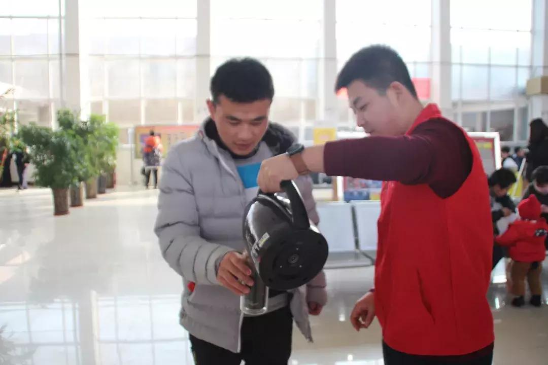 白银：爱心志愿者成为汽车站春运一道最亮风景线
