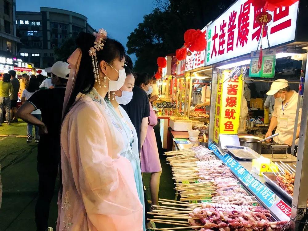 义乌国际商贸城一区生意火爆，地摊经济果然厉害