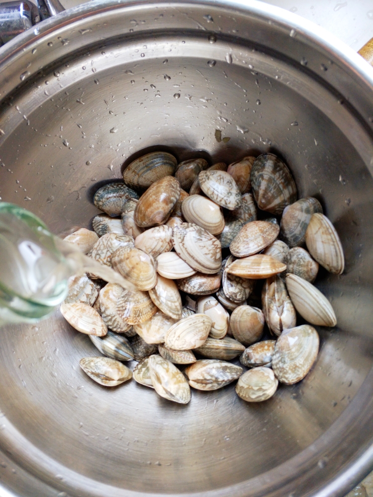 自己下厨做花甲鲜虾生蚝粉丝煲,小白锅做蒜蓉花甲粉丝煲家庭版