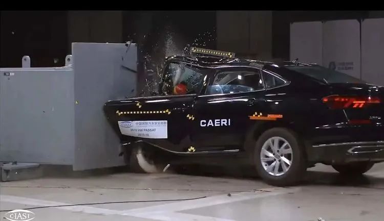 比亚迪电车碰撞着火,电车撞车起火比亚迪