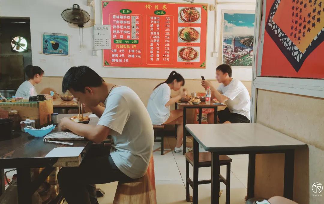 又香又臭的螺蛳粉太美味了,又臭又香螺蛳粉真的很好吃