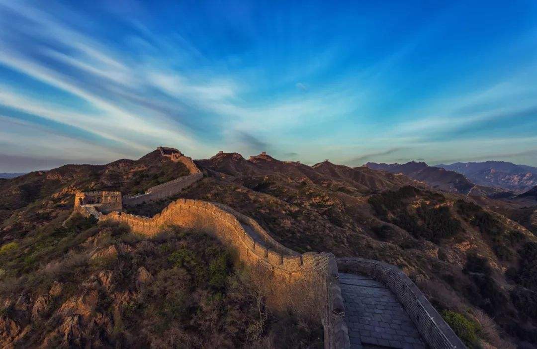 都说王维是山水田园派，一首经典边塞诗，大气磅礴，不输王高岑