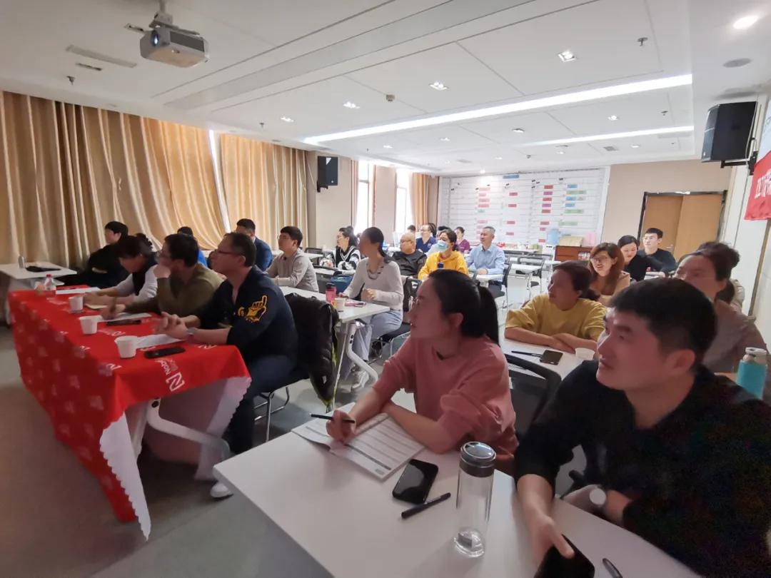 可恩口腔免费种植,可恩口腔举行种植培训