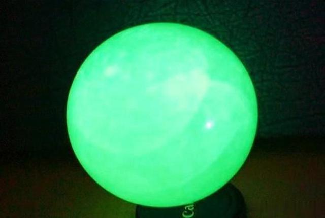 大妈拿夜明珠鉴宝,大妈戴夜明珠鉴宝称20年前花300块