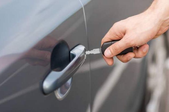 车钥匙锁车里技巧视频,钥匙忘车里砸哪个玻璃