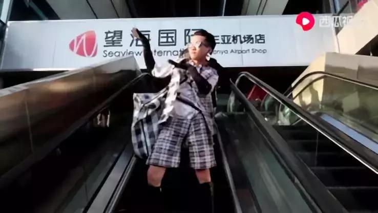 「故事」27岁男孩靠拍女装视频走红网络，他用行动证明越坚持越幸运