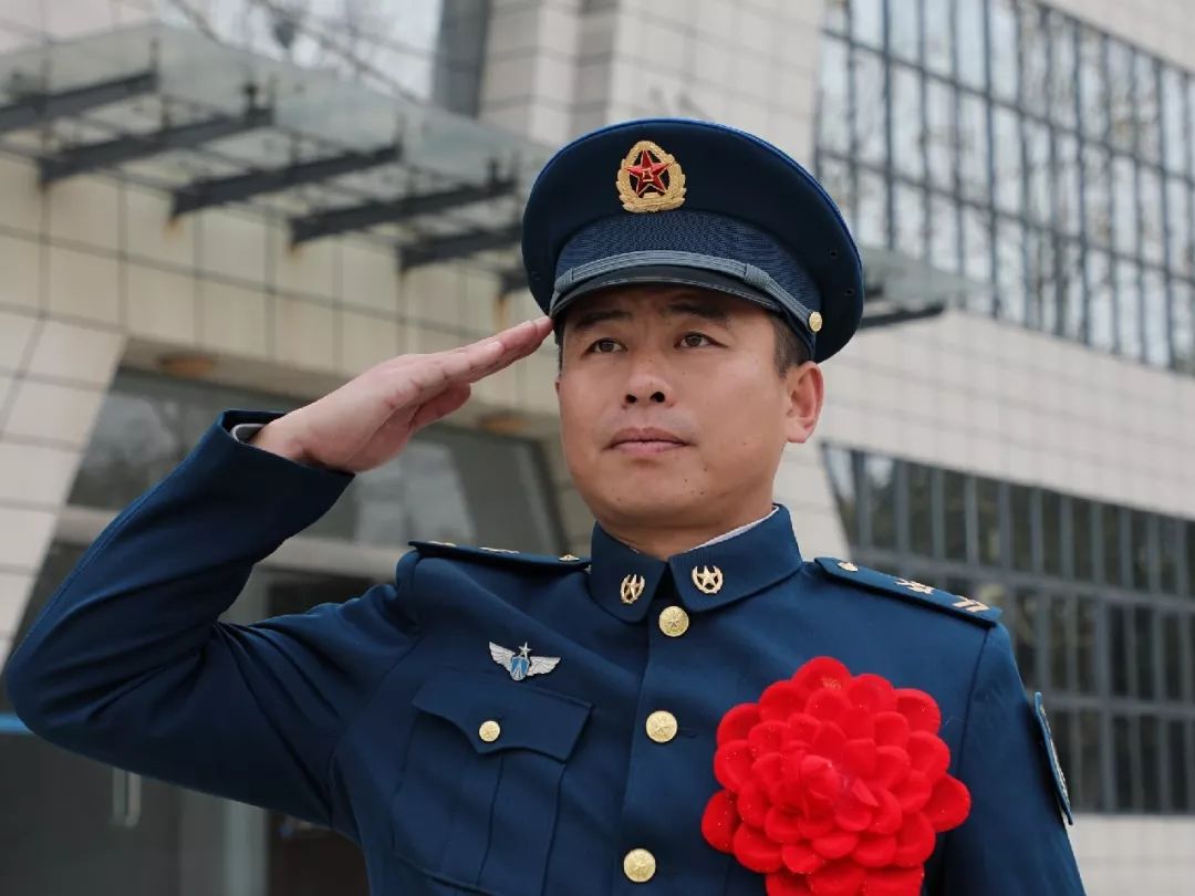 “你今年都走的人了，那么拼干嘛？”这名老兵给出了答案！