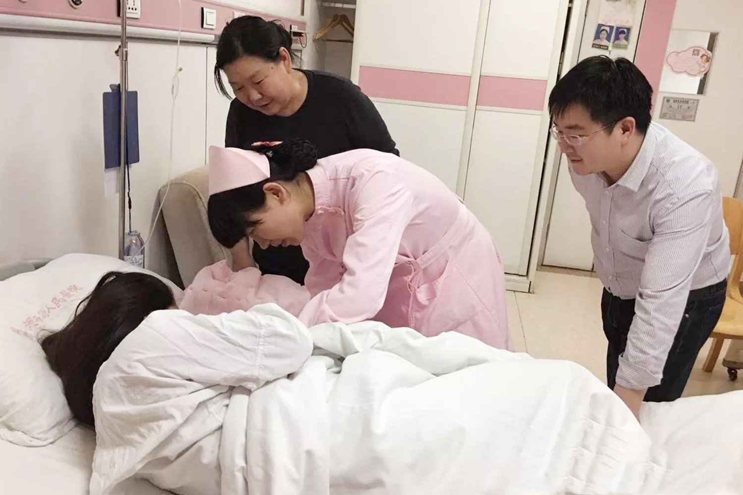 妻子刚生完孩子丈夫就谋划离婚,妻子刚生完孩子丈夫就家暴