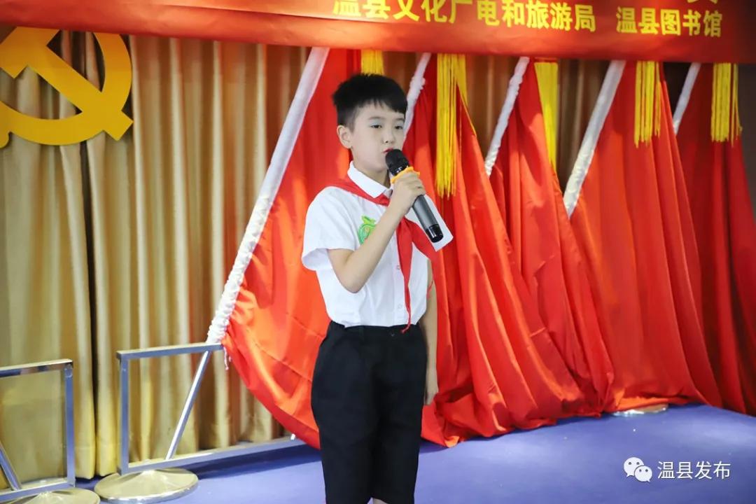 六岁孩子听感人朗诵,孩子朗读被感动