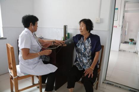 大树底下长草,大树下面长草吗