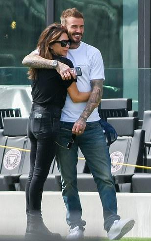 贝嫂和小贝当街亲吻甜腻了！大小准儿媳同框比拼，二儿子女友太美