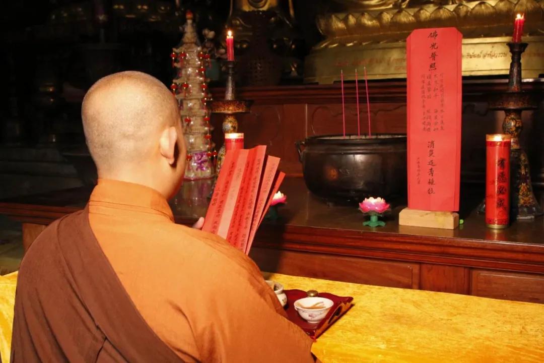 让我们怀着最虔诚的心,共同祈愿(《新型肺炎疫情祈愿文》)