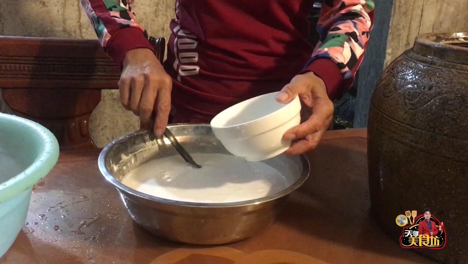 超简单好吃的糯米糍粑外脆里糯,糯米糍粑软糯香甜简单好吃