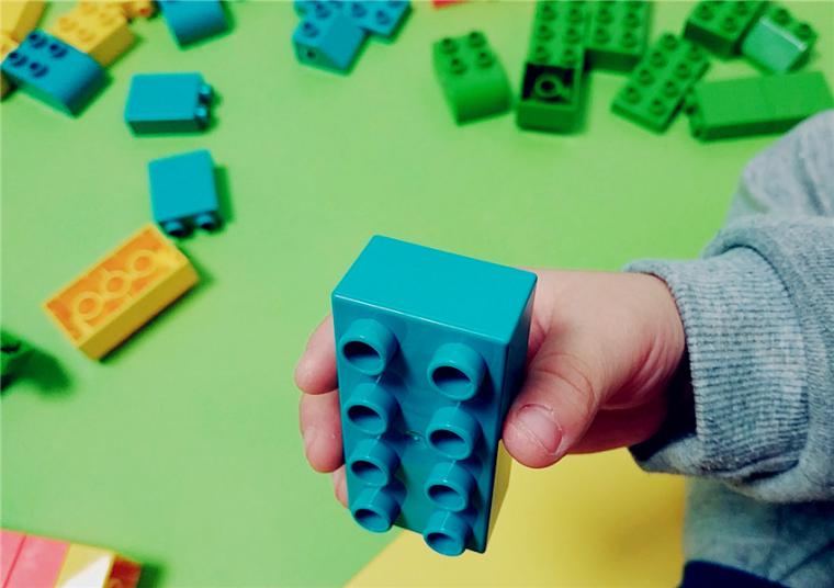 积木是每个宝宝必备的早教玩具,3-6岁大颗粒积木启蒙