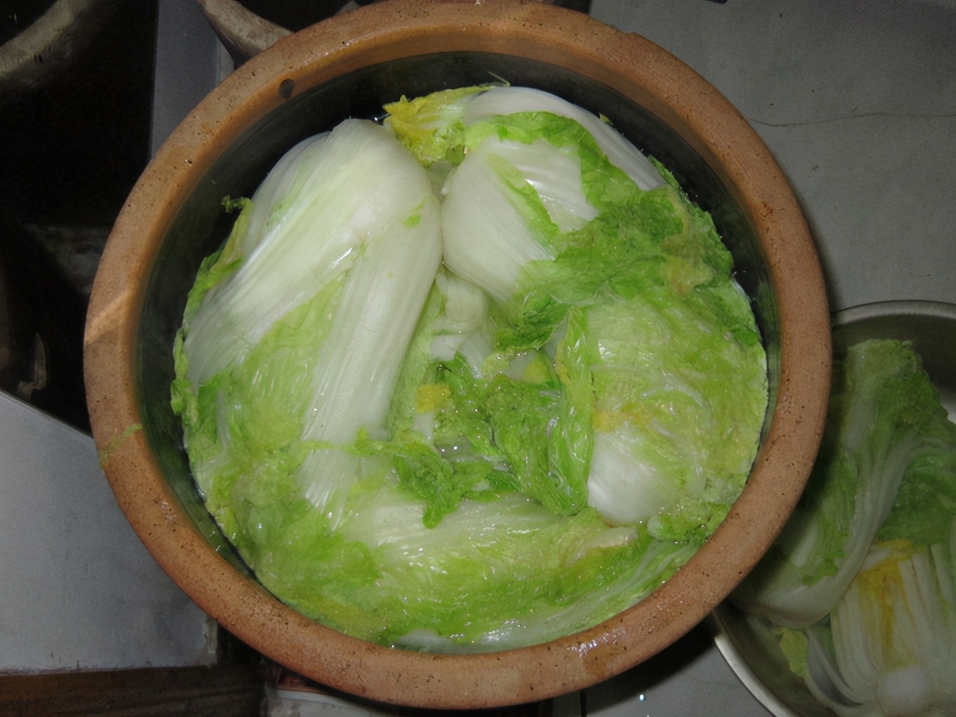 酸菜坛里有一层白泡沫怎么去除,自制酸菜表面一层白膜是怎么回事