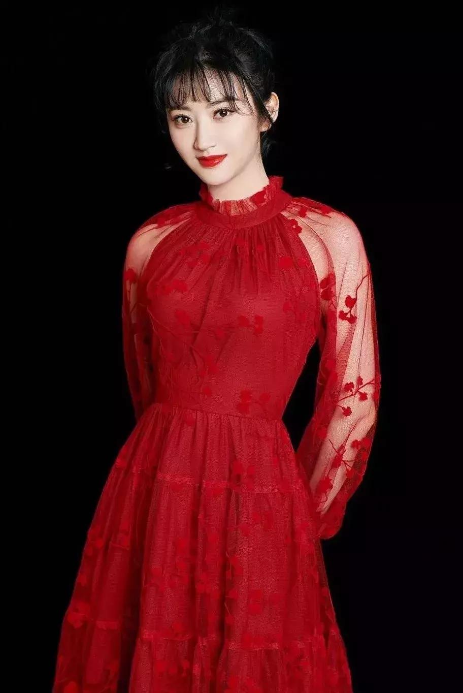 这篇春晚穿搭主要是来回(应)馈(付)社(老)会(板)的!