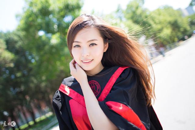 小说：穷小伙出售新款风衣，店主见状当即收购，转手三倍价格卖出