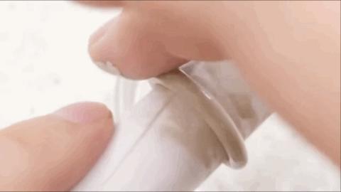 日本小哥用攒了一年的「指甲」给女友做了个钻戒？网友：妈呀变态