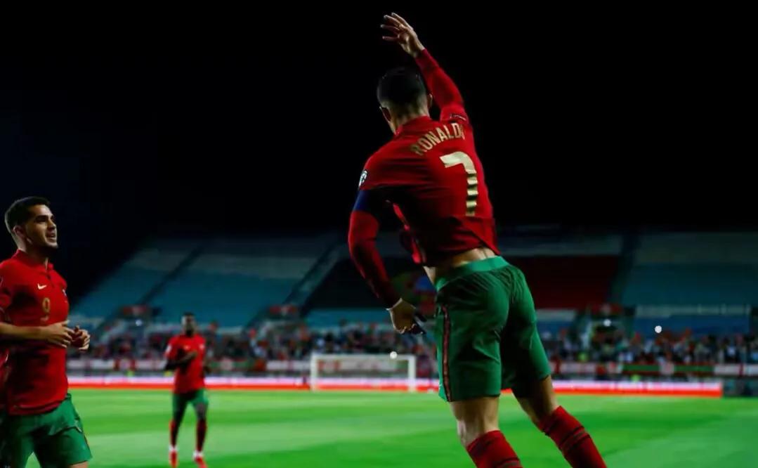 c罗狂刷纪录3球3场破门发文庆祝,c罗758球完整视频