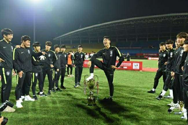 韩国球员脚踏熊猫杯,韩国队员脚踩熊猫杯